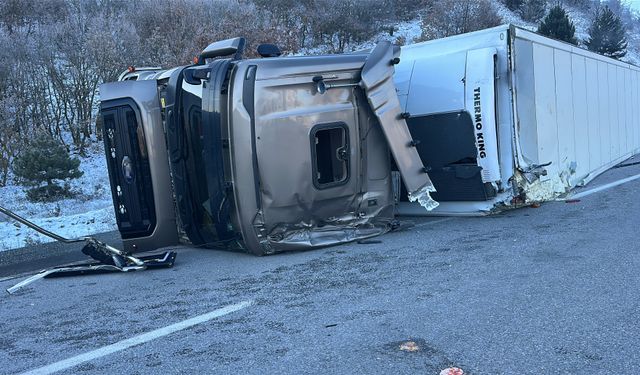 Kütahya'da devrilen meyve yüklü TIR'ın şoförü yaralandı