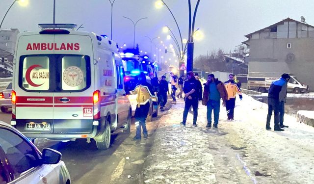 Malatya'da işçi servis midibüsü devrildi; 9 yaralı