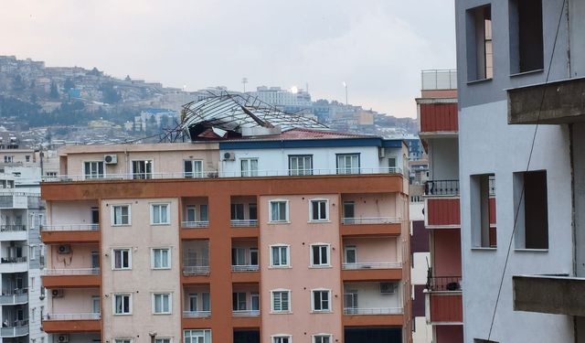 Mardin'de kuvvetli rüzgar 7 katlı binanın çatısını uçurdu