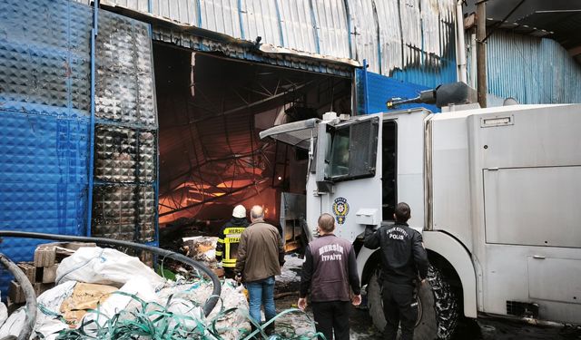 Mersin'de geri dönüşüm tesisinde yangın