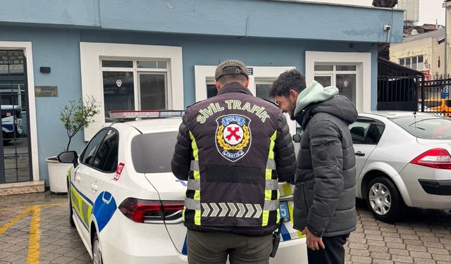 Muğla'da motosikletiyle tek teker üzerinde ilerleyen sürücüye ceza