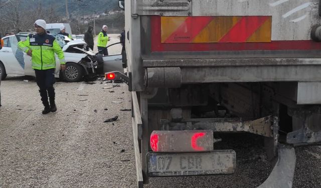 Otomobil, park halindeki TIR'a çarptı: 2 ölü, 1 yaralı