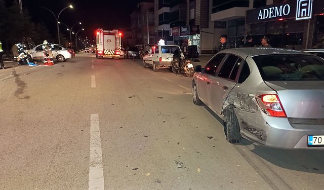 Park halindeki otomobile çarpıp takla atan araçta mahsur kaldı
