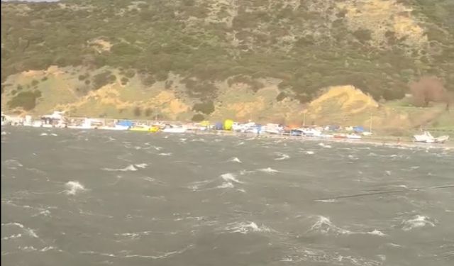 Saros Körfezi'nde kuvvetli lodos; işletmeler su altında kaldı