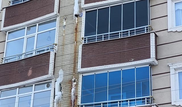 Servis beklerken başına buz sarkıtı düşen öğrenci ağır yaralandı