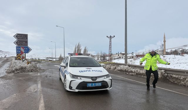 Sivas-Kayseri kara yolu tipi nedeniyle ulaşıma kapatıldı