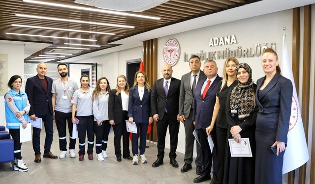 Tavanda film gösterimi yapıp yatalak hastanın hayalini gerçekleştirdiler