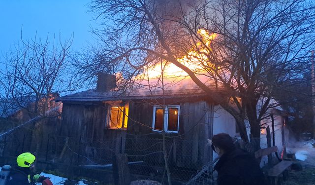 Tek katlı ev yanarak küle döndü