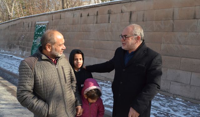 Türk bayrağı motifinin üzerindeki karı temizleyip öpen Zeynep'in babası: Bayrak sevgisi gönlünde yer etmiş