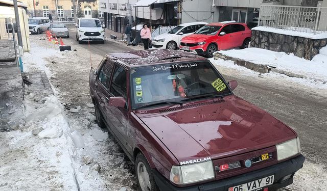Üzerine buz sarkıtı düşen otomobilin sürücüsü yaralandı