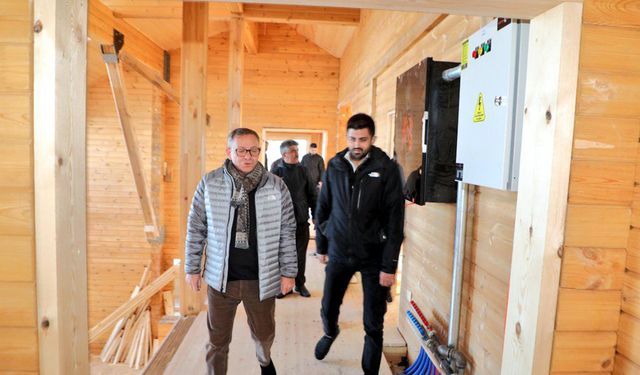 Vali Polat, Çıldır Gölü kıyısındaki kütük ev inşaatını inceledi