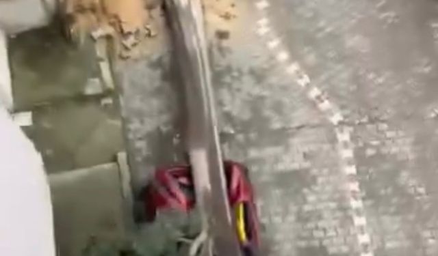 Yalova'da fırtına; çatılar uçtu, tersanede vinç devrildi