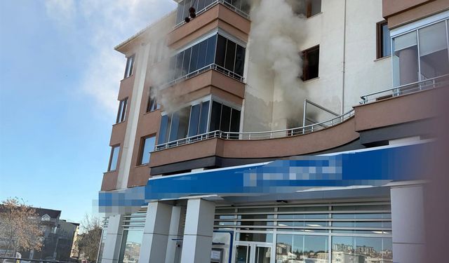 Yangın çıkan evde bıçakla öldürülmüş olarak bulundu