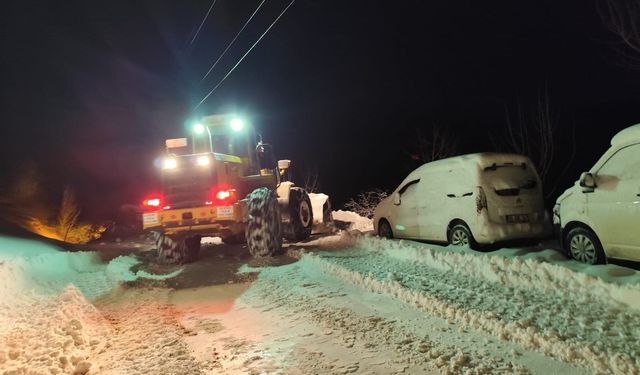 Yolu kardan kapanan mezrada rahatsızlanan hamile kadına 5,5 saatte ulaşıldı
