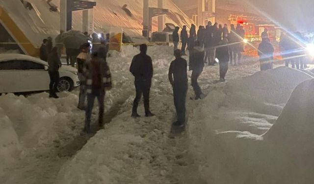 Yüksekova'da araçlar kara gömüldü, 177 yerleşim yerinin yolu kapalı (4)