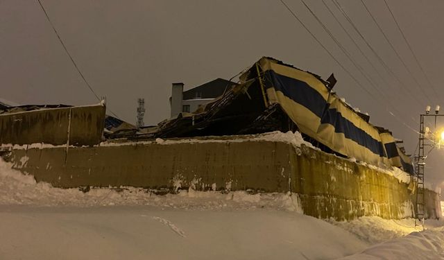 Yüksekova'da araçlar kara gömüldü, 177 yerleşim yerinin yolu kapalı (5)