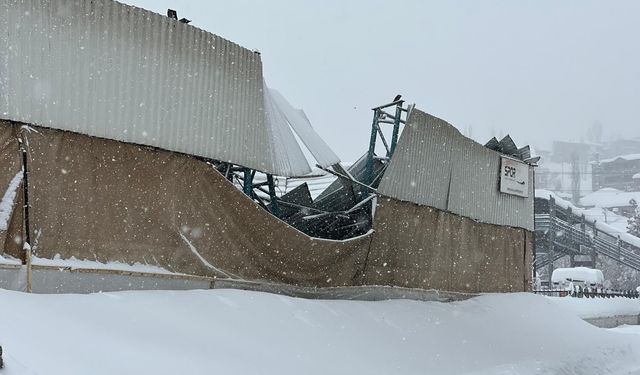 Yüksekova'da araçlar kara gömüldü, 177 yerleşim yerinin yolu kapalı