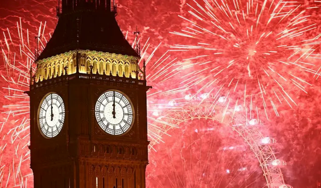 Londra'da havai fişekler ile Big Ben’de yeni yıl kutlaması