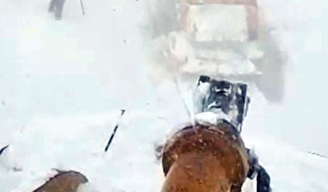 2 bin 540 rakımlı Sahara Geçidi'ne çığ düştü, iş makineleri kar altında kaldı (2)