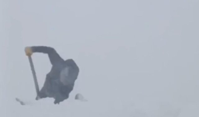 2 bin 540 rakımlı Sahara Geçidi'ne çığ düştü, iş makineleri kar altında kaldı