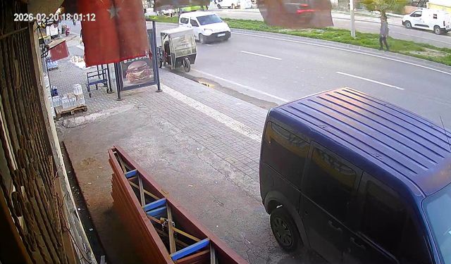 Adana'da motosikletin çarptığı yaya yaralandı; kaza anı kamerada