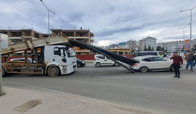 Ani fren yapan kamyonun üzerinden kayan inşaat demirleri, otomobile saplandı