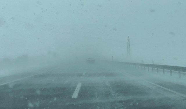 Ardahan'da Ilgar Geçidi, kar ve tipiden kapandı