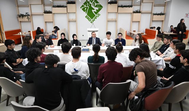 Bakan Kacır, ilk iftarını TÜBİTAK Fen Lisesi öğrencileriyle yaptı