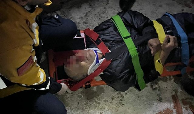 Balıkesir'de asansör boşluğuna düşen kişi kurtarıldı; o anlar kamerada