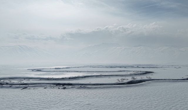Beyaz örtüyle kaplanan Menderesler, dronla görüntülendi