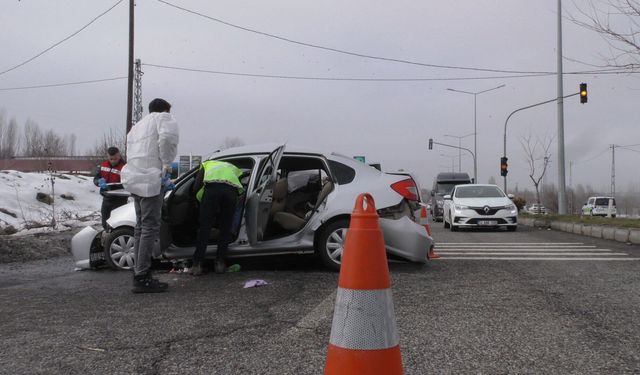 Bingöl'de otomobiller çarpıştı: 1 ölü, 5 yaralı