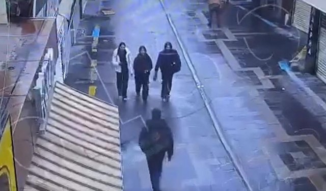 'Birini bıçaklamam lazım' diyerek evden çıkıp 16 yaşındaki kız çocuğunu bıçaklamıştı; o anların görüntüleri ortaya çıktı