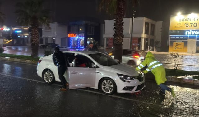 Bodrum'da sağanak yaşamı olumsuz etkiledi; yollar trafiğe kapandı