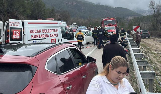 Burdur'da iki otomobil kafa kafaya çarpıştı; 6 ölü, 6 yaralı