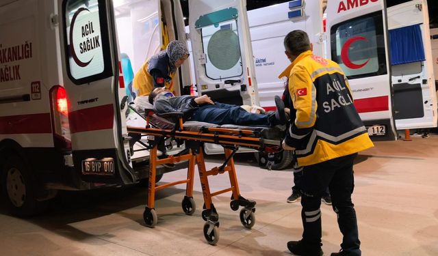 Bursa'da iki otomobil kafa kafaya çarpıştı: 3 yaralı