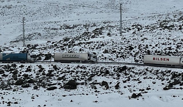 Buz tutan rampada TIR şoförleri mahsur kaldı