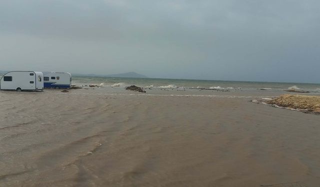 Çanakkale'de fırtınada ağaçlar devrildi, balkon duvarı yıkıldı (2)