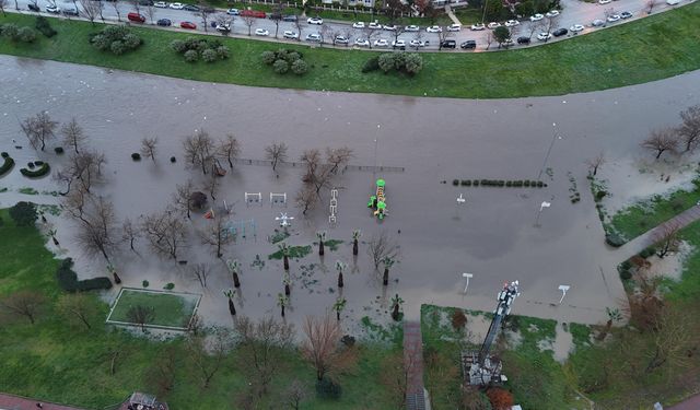 Çanakkale'de taşan Sarıçay dron ile görüntülendi