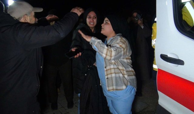 Çatı katında çıkan yangın bitişikteki binaya sıçradı: 3 kişi dumandan etkilendi