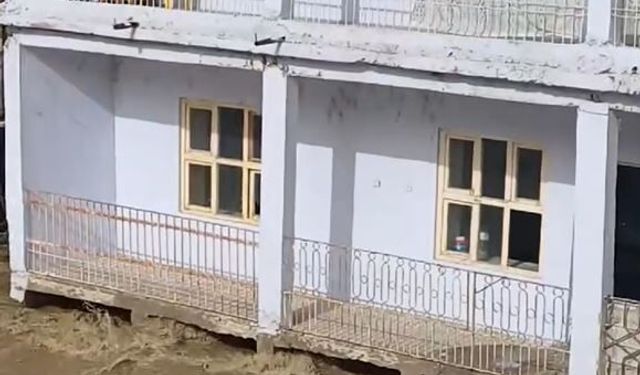 Çayın seviyesi yükseldi; su kıyıdaki evlerin giriş kat balkonlarına ulaştı