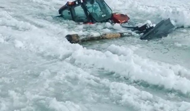 Çıldır Gölü'ne traktör düştü