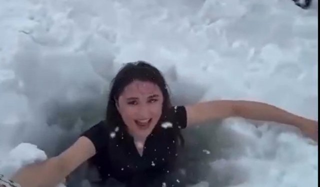 Çıldır Gölü'nün buz gibi suyuna daldılar