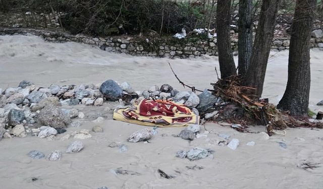 Debisi yükselen dereye düştü; cesedine ulaşıldı