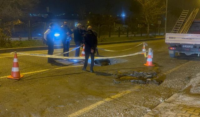 Diyarbakır'da çöken yolda 1 metrelik çukur oluştu