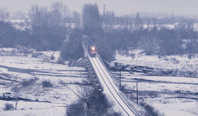 Doğu Ekspresi'nin kar altındaki yolculuğu