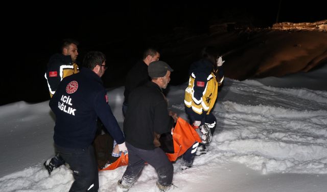 Ekipler, yolu kardan kapalı mahalledeki KOAH hastasına 4,5 saatte ulaştı