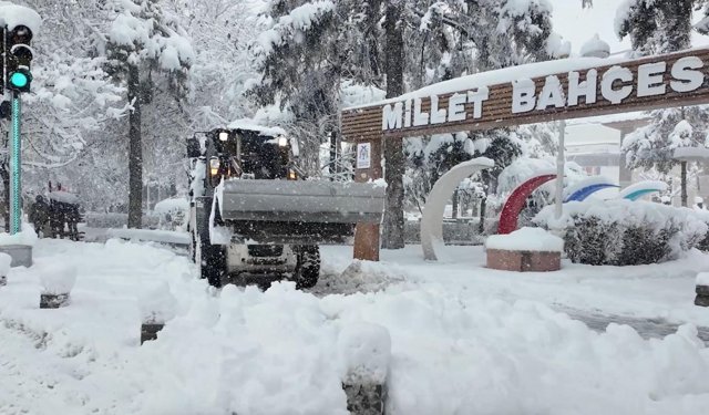 Erzincan'da kar kalınlığı 30 santimetreye ulaştı
