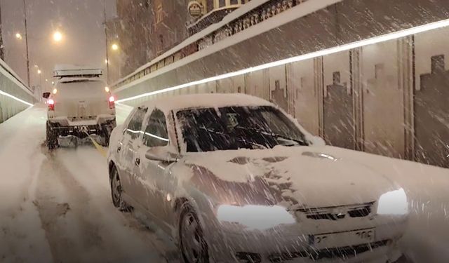 Erzurum'da kar yağışı etkili oldu; araçlar kara gömüldü (2)