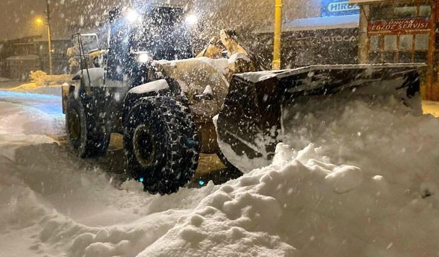 Erzurum'da kar yağışı etkili oldu; araçlar kara gömüldü / Ek fotoğraflar