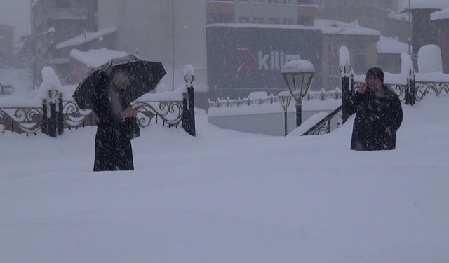 Erzurum'da kar yağışı etkili oldu; araçlar kara gömüldü/Ek fotoğraflar